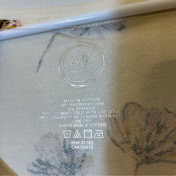 NWT Maurices 24/7 floral v-neck flutter sleeve tee Size 1 - Picture 4 of 6